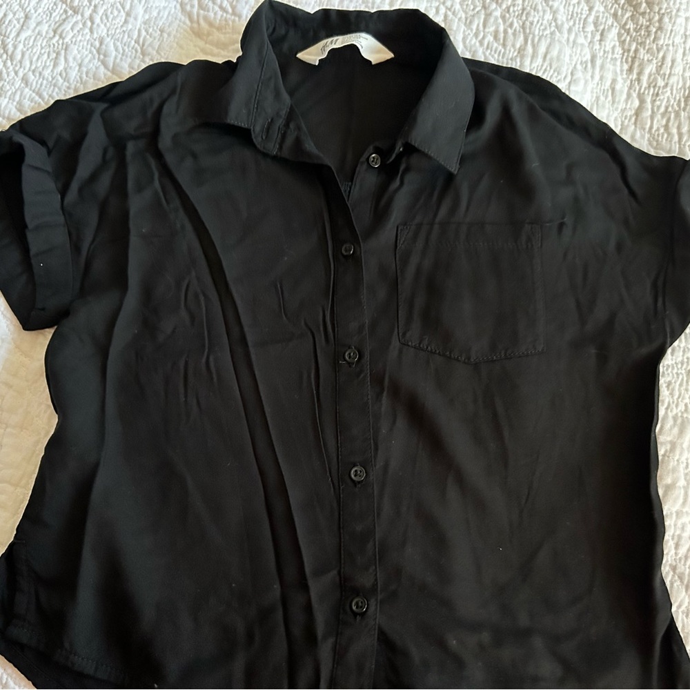 Cute boxy cut button up blouse.